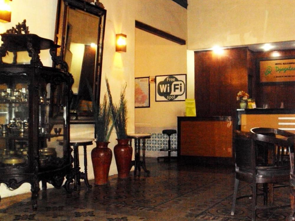 Hotel Keluarga Djagalan Raya Surabaya Exterior foto