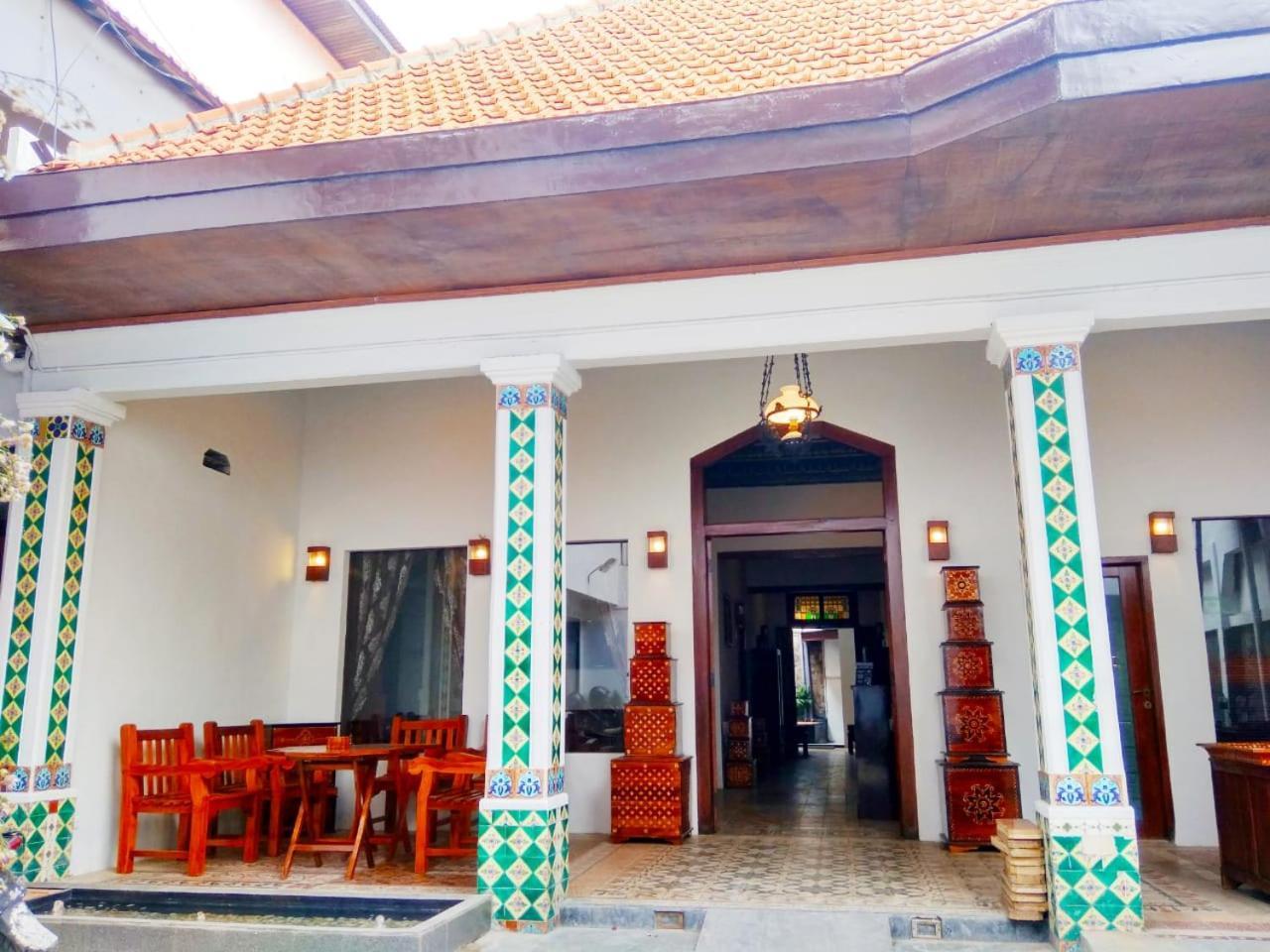Hotel Keluarga Djagalan Raya Surabaya Exterior foto