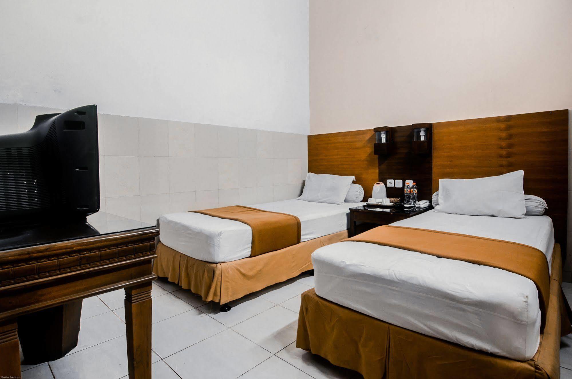 Hotel Keluarga Djagalan Raya Surabaya Exterior foto