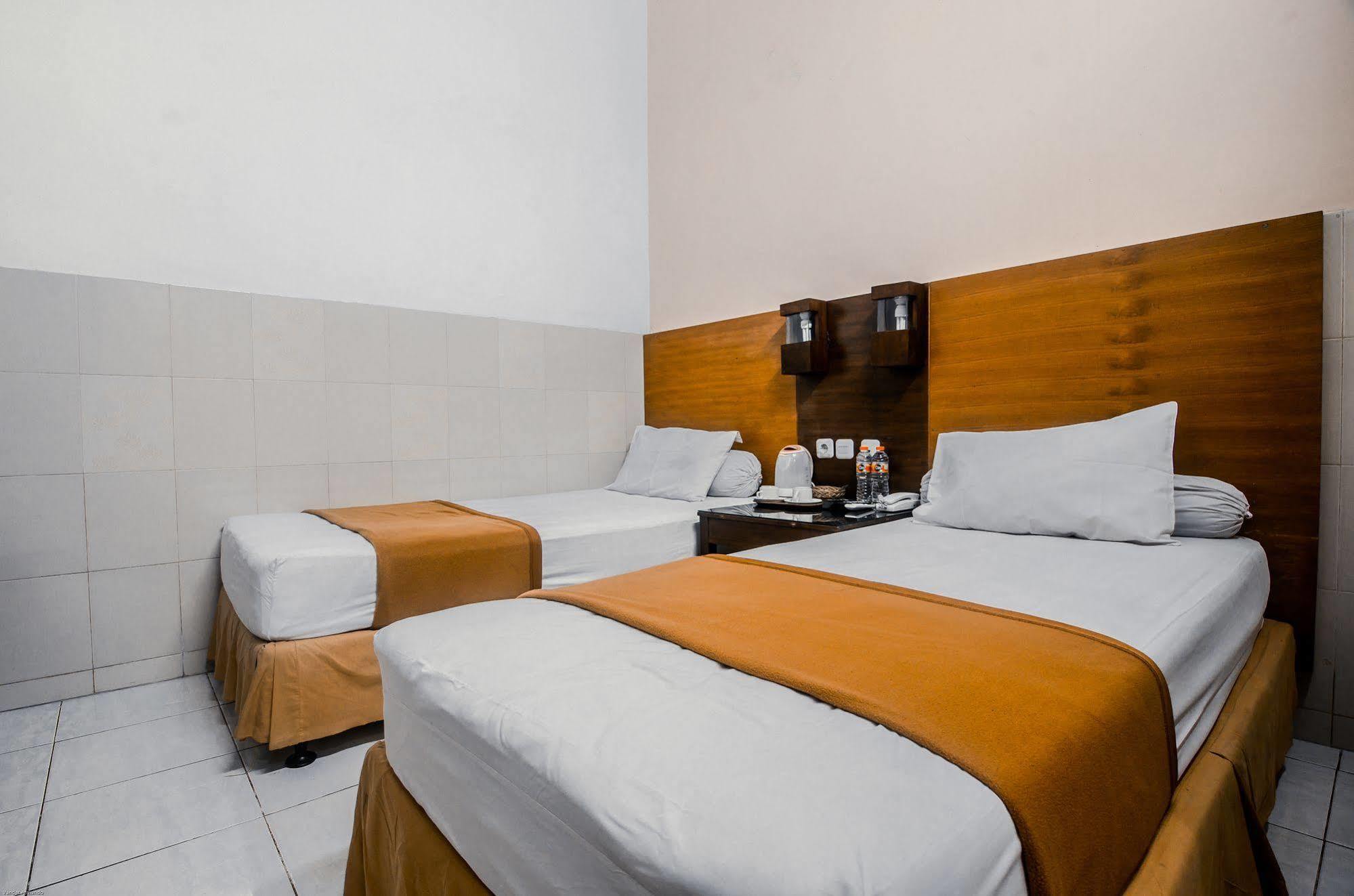 Hotel Keluarga Djagalan Raya Surabaya Exterior foto